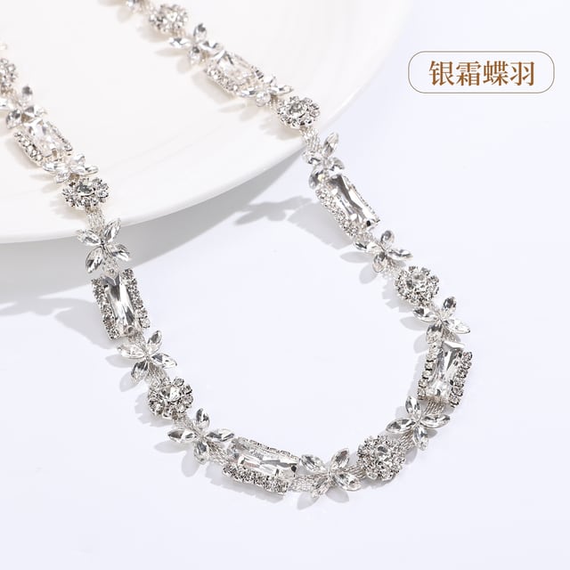 3D Floral Rhinestone Chain: White / silver-tone base · 1.2 cm