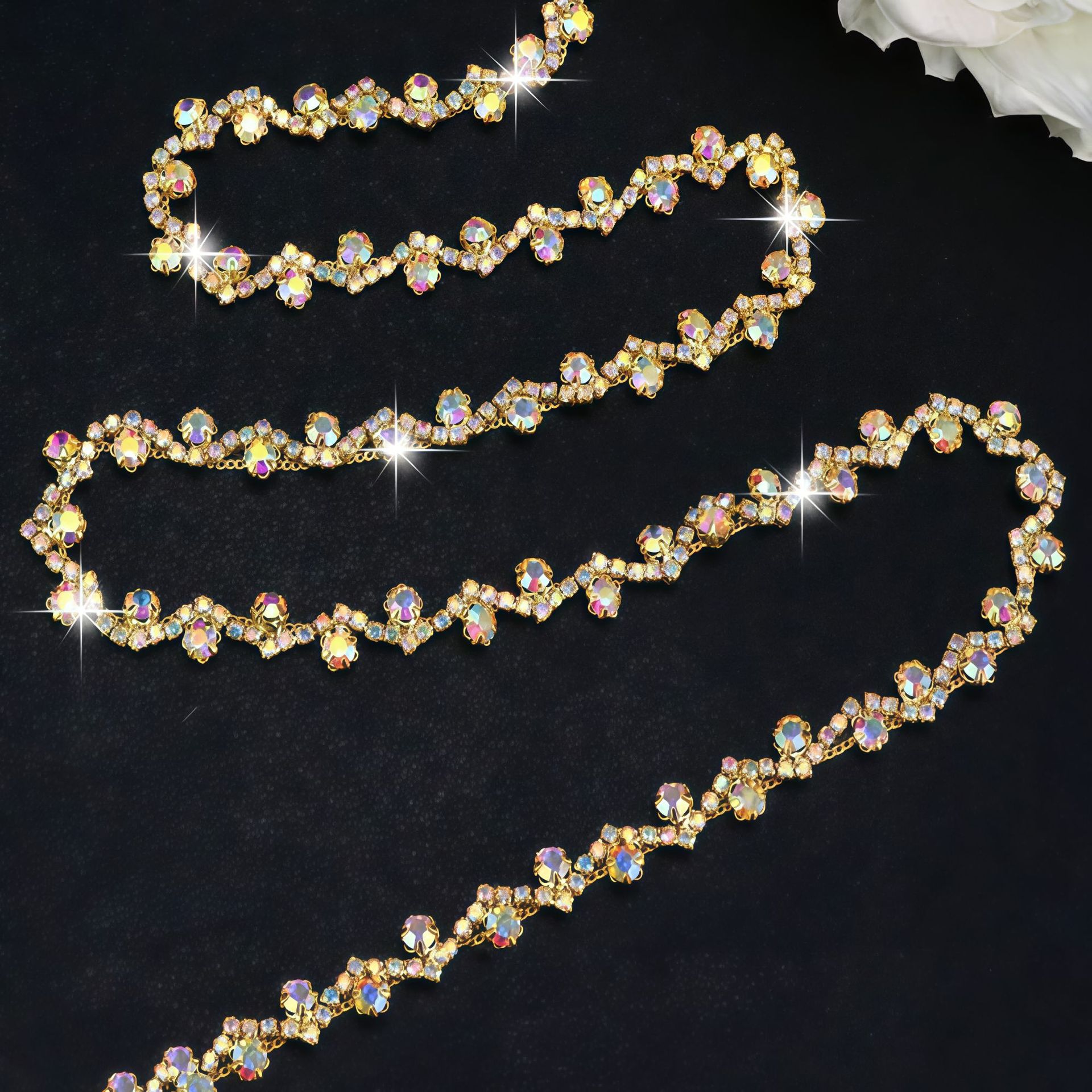S-Curve Rhinestone Chain in 45 & 90 cm References — gold base / colored rhinestones*1 source yard, approx 90 cm / all-copper