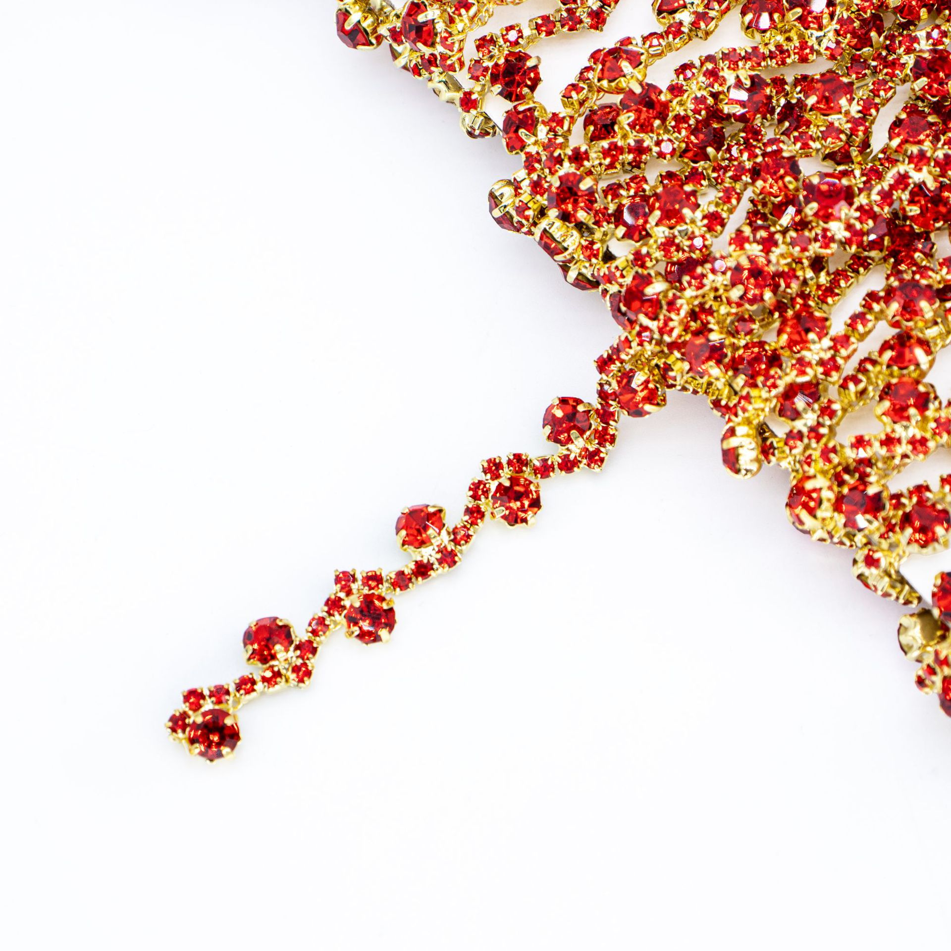S-Curve Rhinestone Chain in 45 & 90 cm References — gold base / red rhinestones*1 source yard, approx 90 cm / ordinary