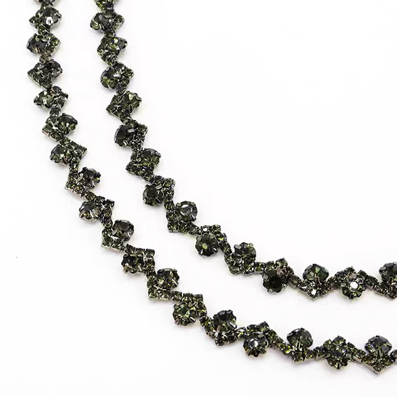 S-Curve Rhinestone Chain in 45 & 90 cm References — gunmetal base / gray rhinestones*1 source yard, approx 90 cm / ordinary