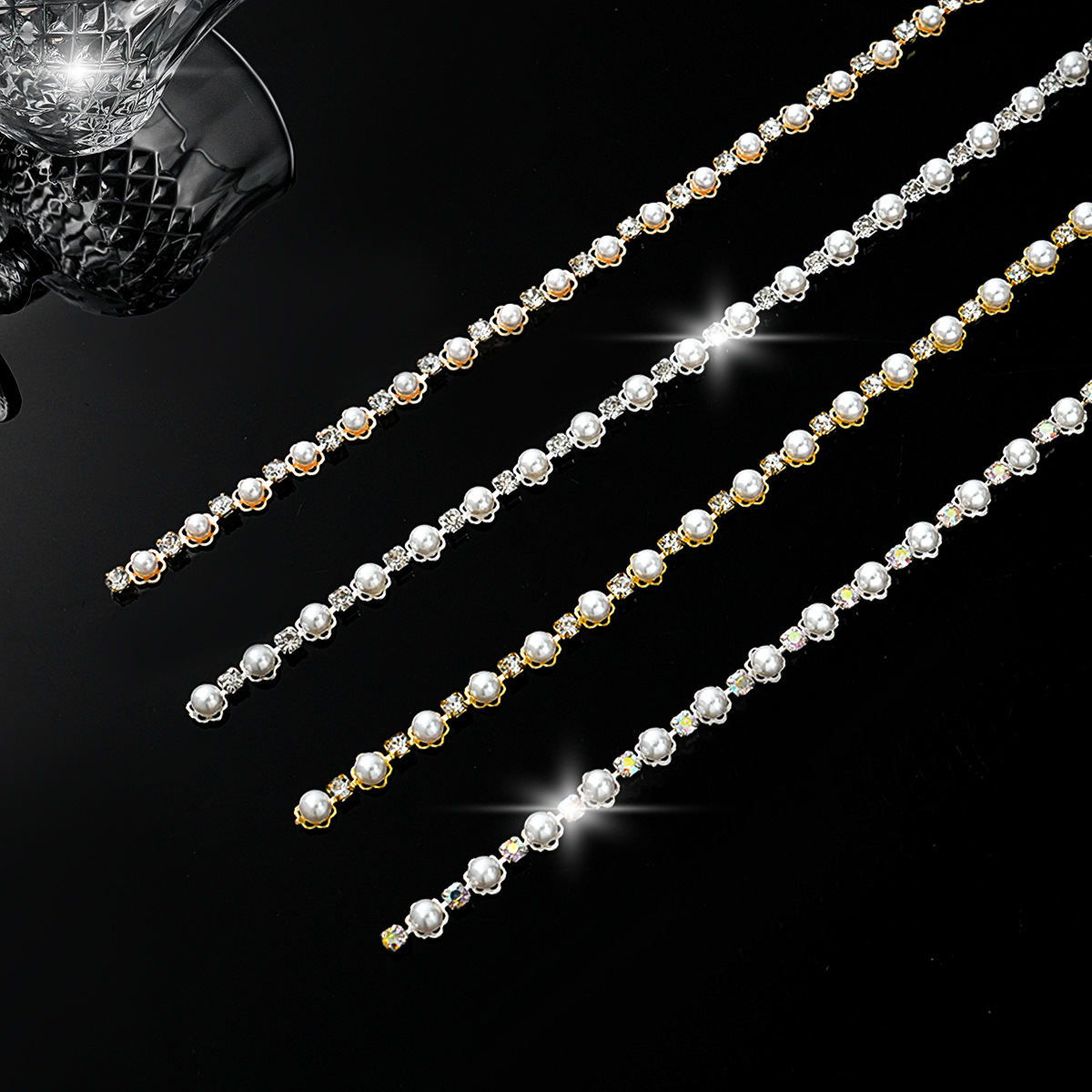 Petite Pearl Flower Chain, 0.9 cm: supplied design and finish reference