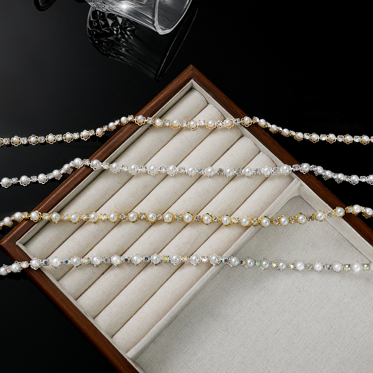 Petite Pearl Flower Chain, 0.9 cm construction reference
