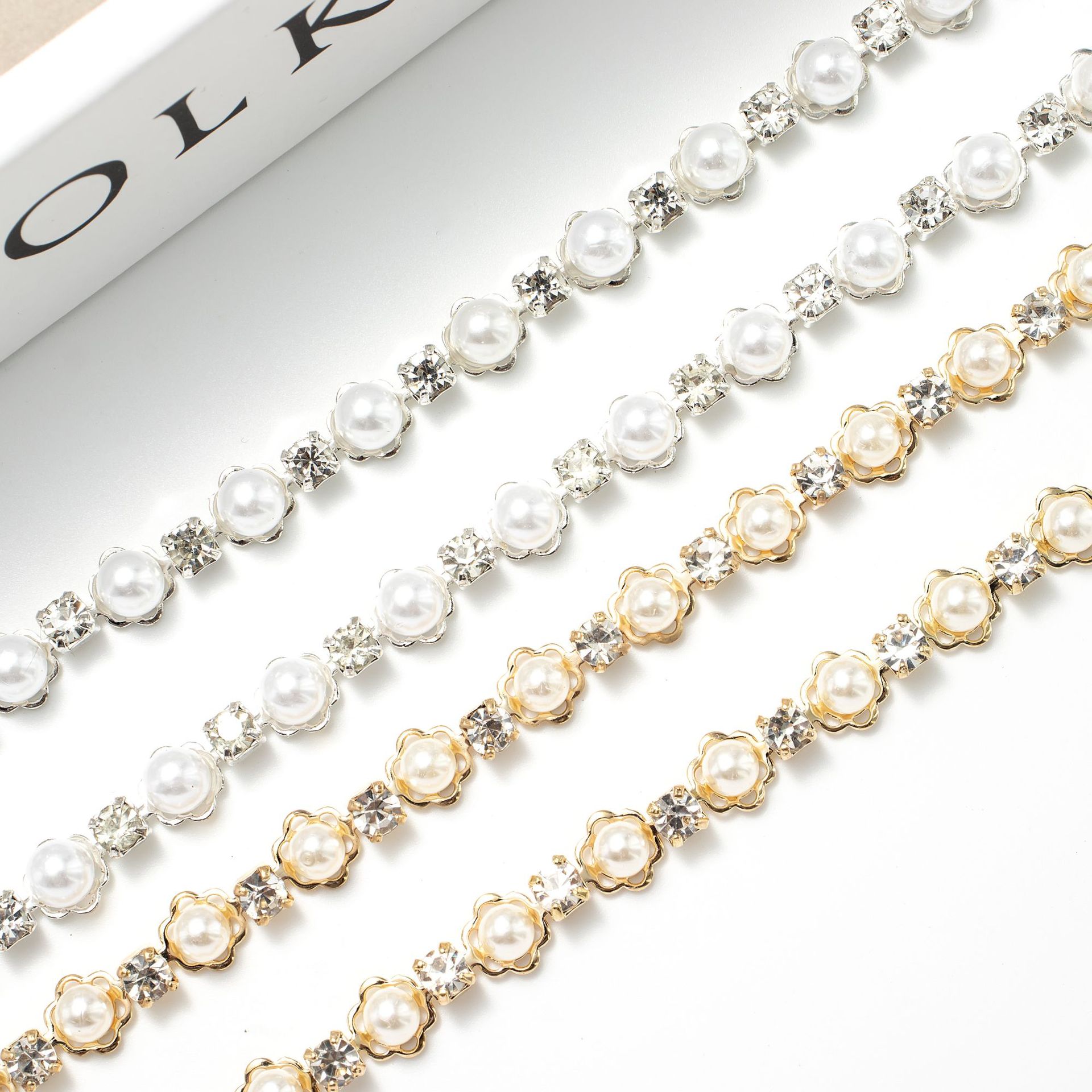 Mini Pearl Flower Rhinestone Border, 0.8 cm construction reference