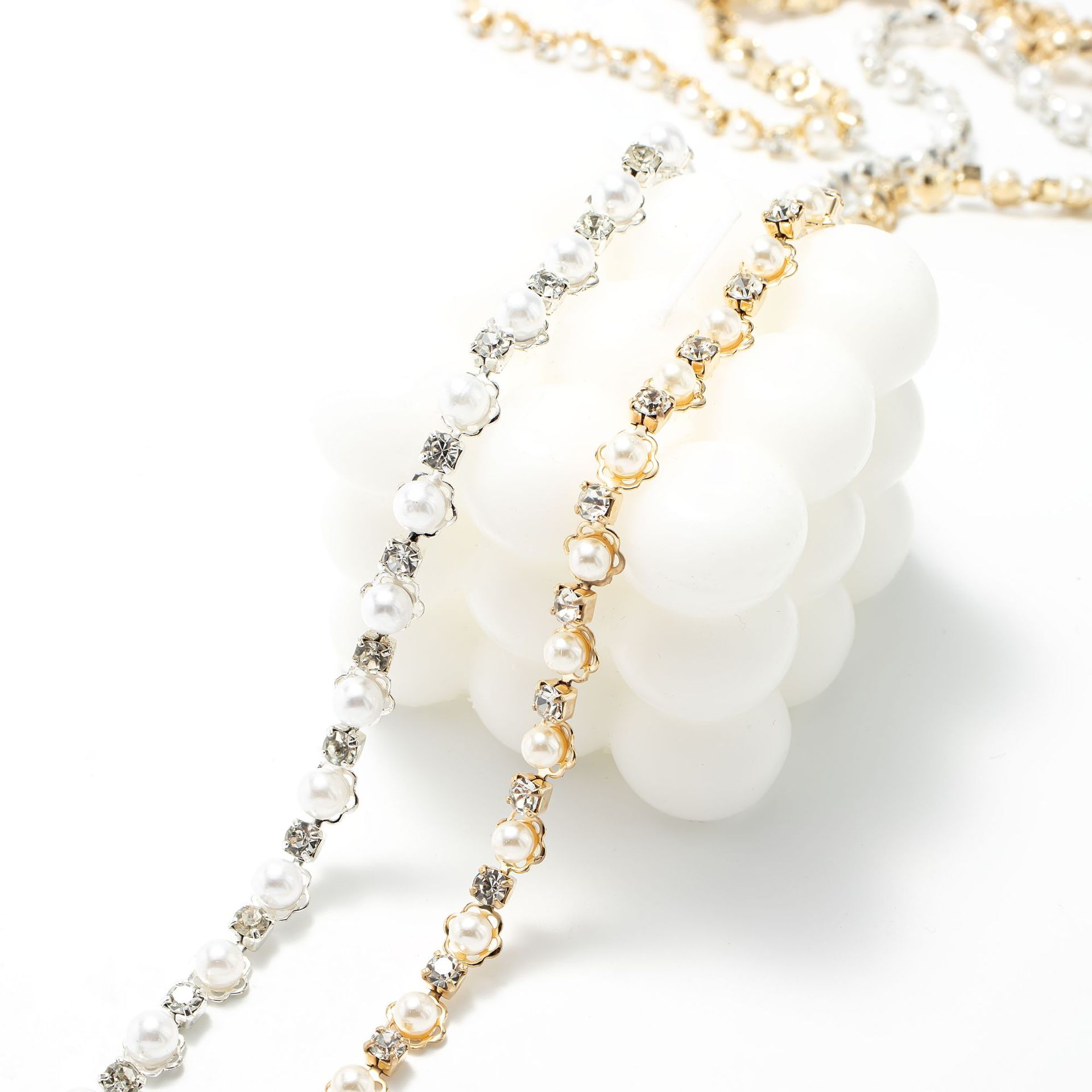 Mini Pearl Flower Rhinestone Border, 0.8 cm motif and placement reference