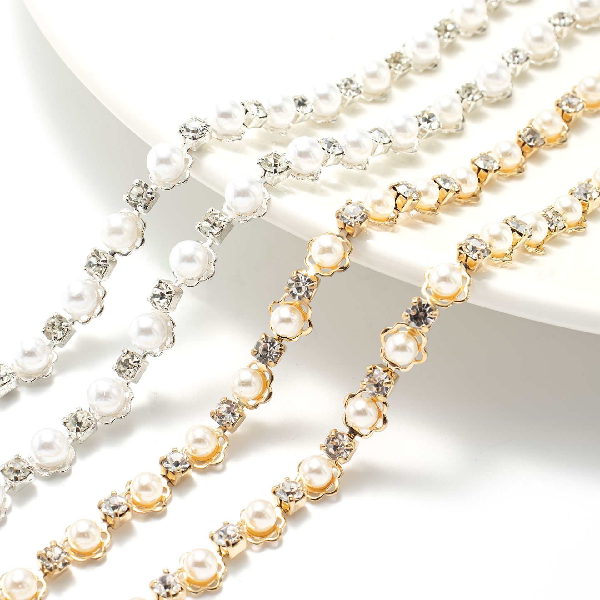 Mini Pearl Flower Rhinestone Border, 0.8 cm: supplied design and finish reference, view 1