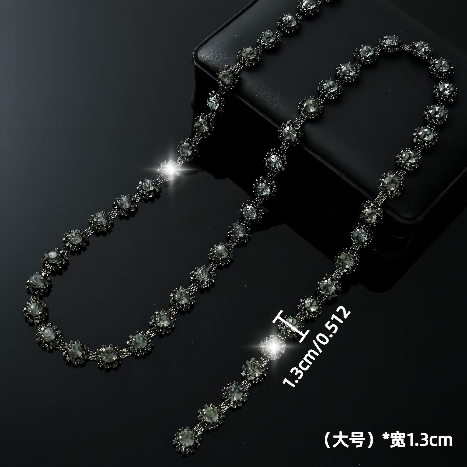 Small & Large Sunflower Rhinestone Chain — gunmetal gray*1.3cm width -large / standard 1 source yard / approximately 90 cm long ( source packing: 10 units per roll)