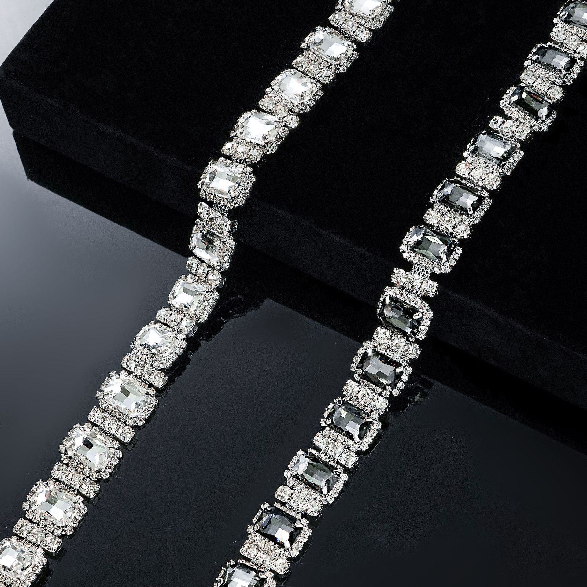 Square-Frame Rhinestone Chain, 1.8 cm: supplied design and finish reference