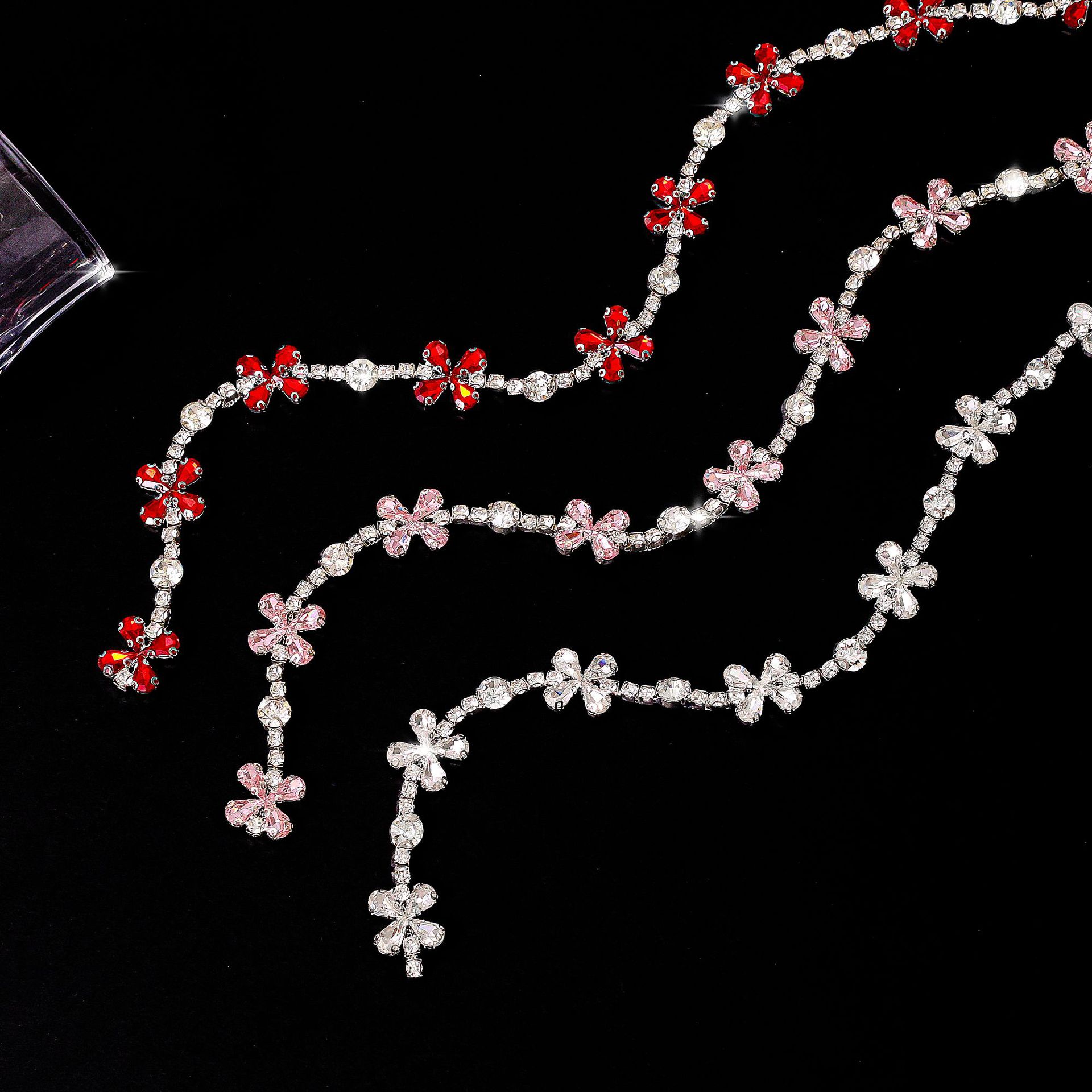 Four-Petal Rhinestone Flower Chain, 1.75 cm: supplied design and finish reference