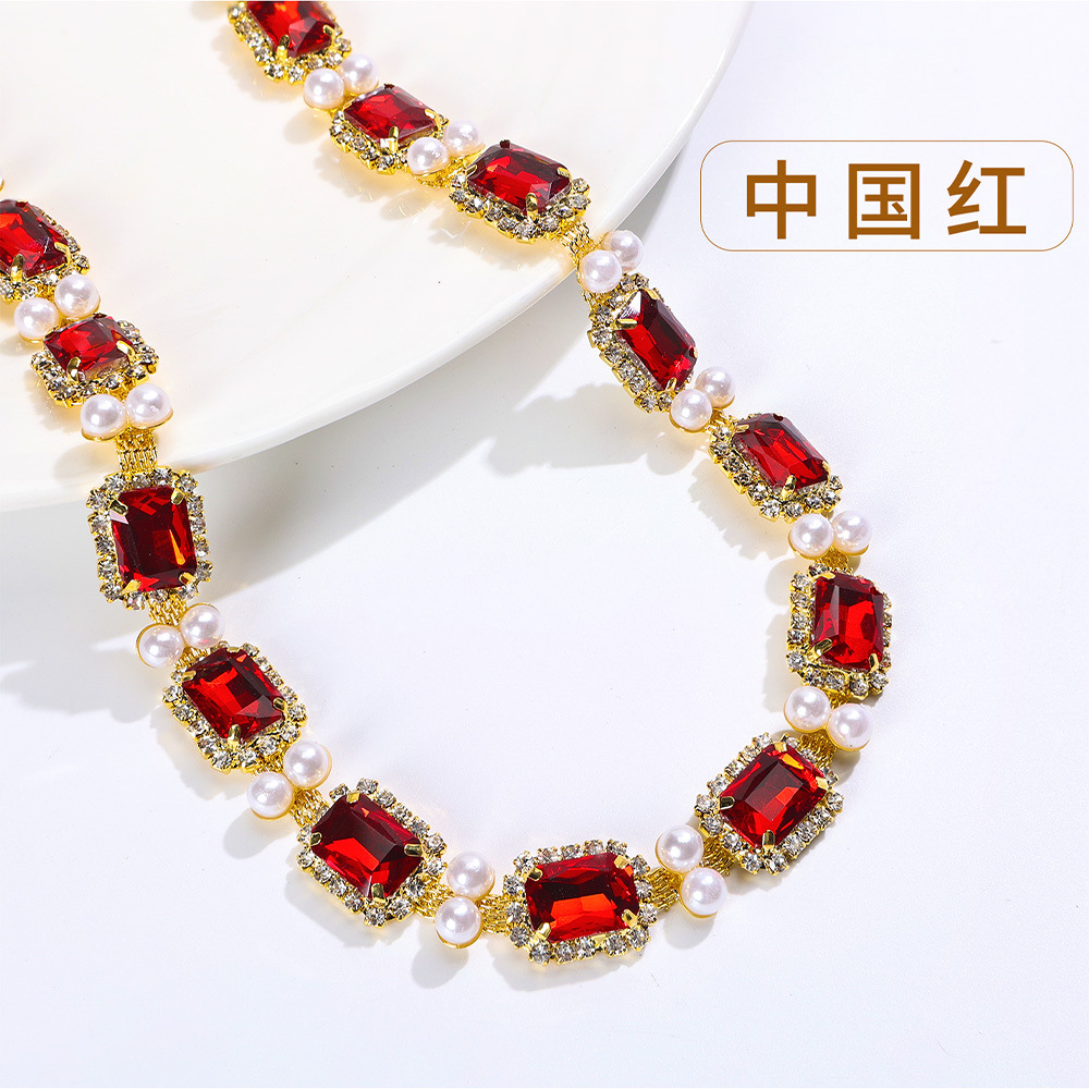 Gold-Base Square Crystal & Pearl-Look Chain — Gold base / bright red