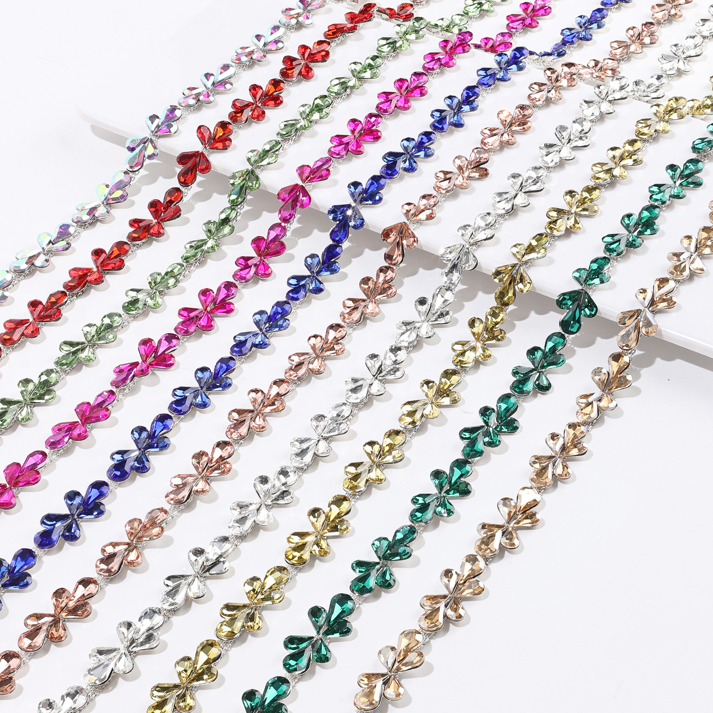 Teardrop-Petal Clover Rhinestone Chain: supplied design and finish reference