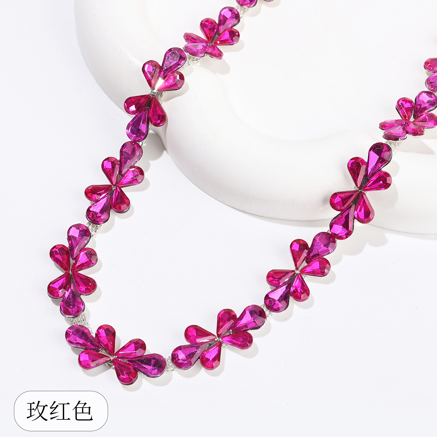 Teardrop-Petal Clover Rhinestone Chain — Rose red - size 1 / 1 yard ≈ 90cm long (source packing: 10 units per roll)