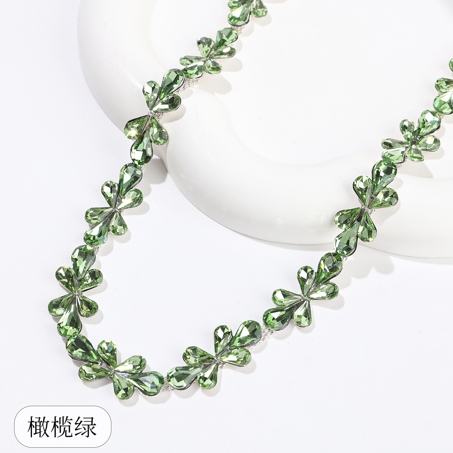 Teardrop-Petal Clover Rhinestone Chain — Olive green - size 1 / 1 yard ≈ 90cm long (source packing: 10 units per roll)