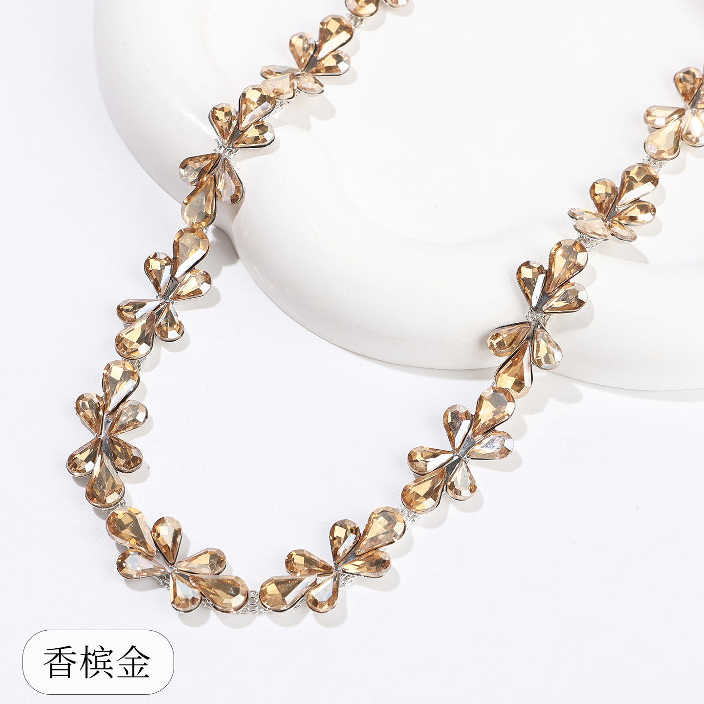 Teardrop-Petal Clover Rhinestone Chain — Champagne gold - size 1 / 1 yard ≈ 90cm long (source packing: 10 units per roll)