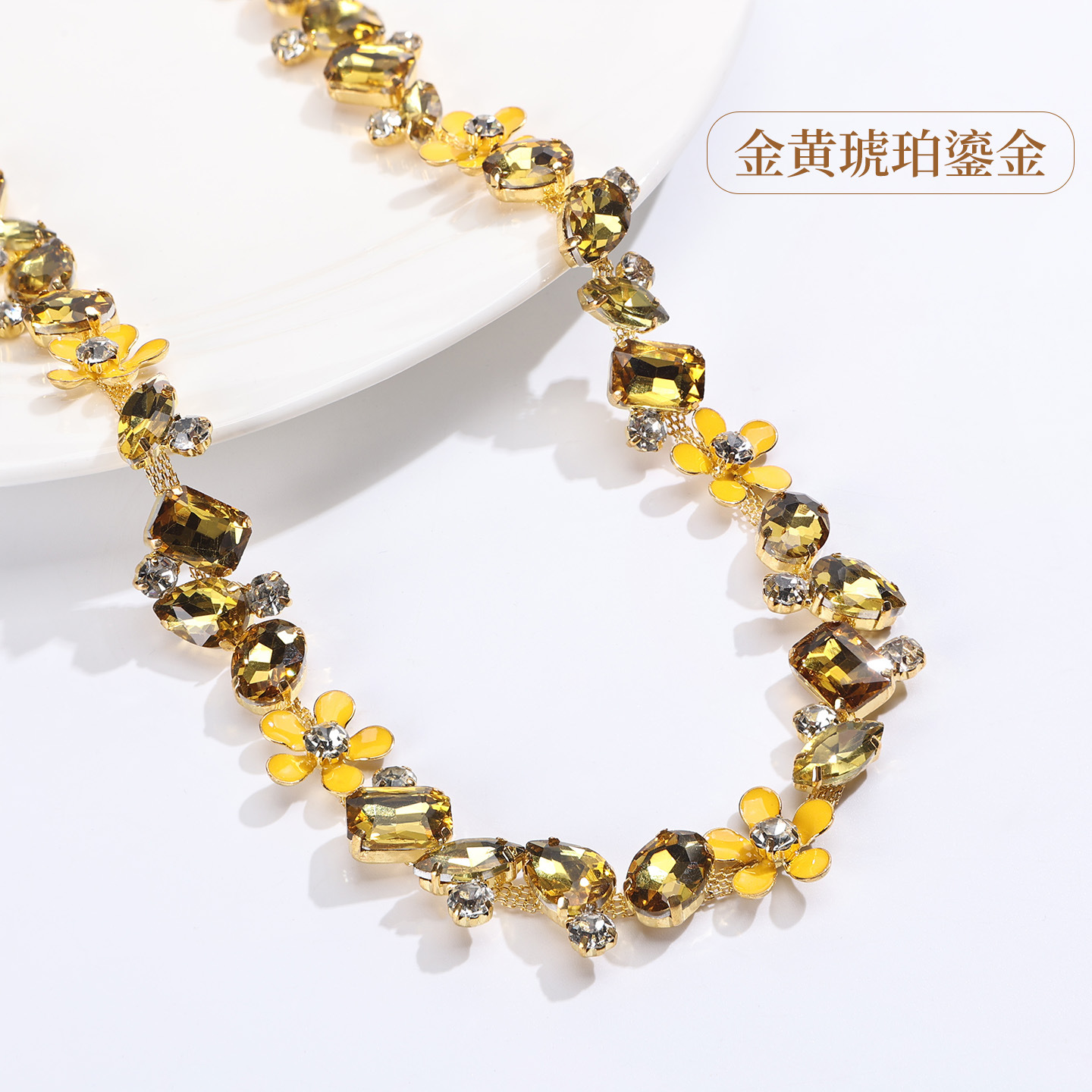 Gold-Base Colored Floral Rhinestone Chain on Copper — Golden Amber with Gold Base*1 yard / 1 yard ≈ 90cm long (source packing: 10 units per roll) made of copper material