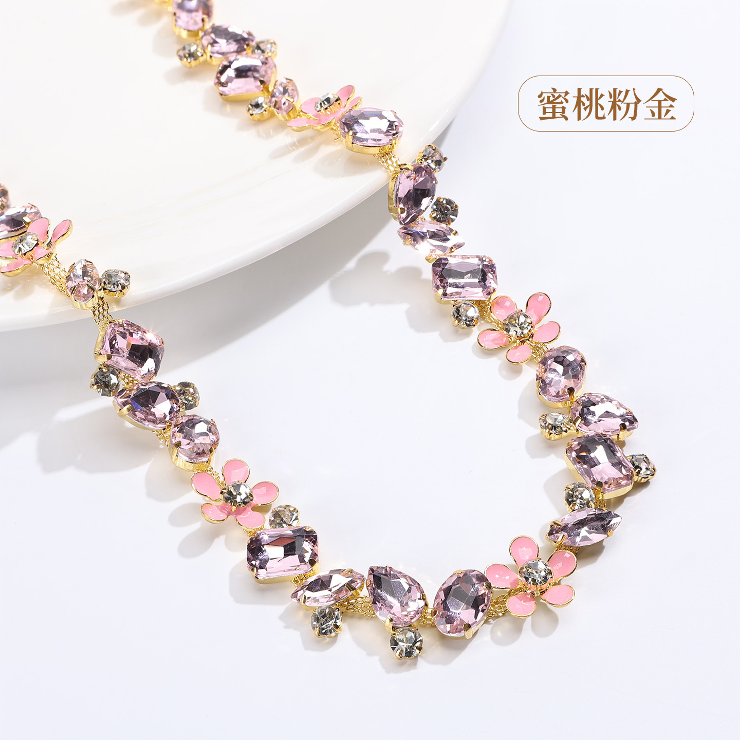 Gold-Base Colored Floral Rhinestone Chain on Copper — Peach pink with gold base*1 source unit / 1 yard ≈ 90cm long (source packing: 10 units per roll) made of copper material