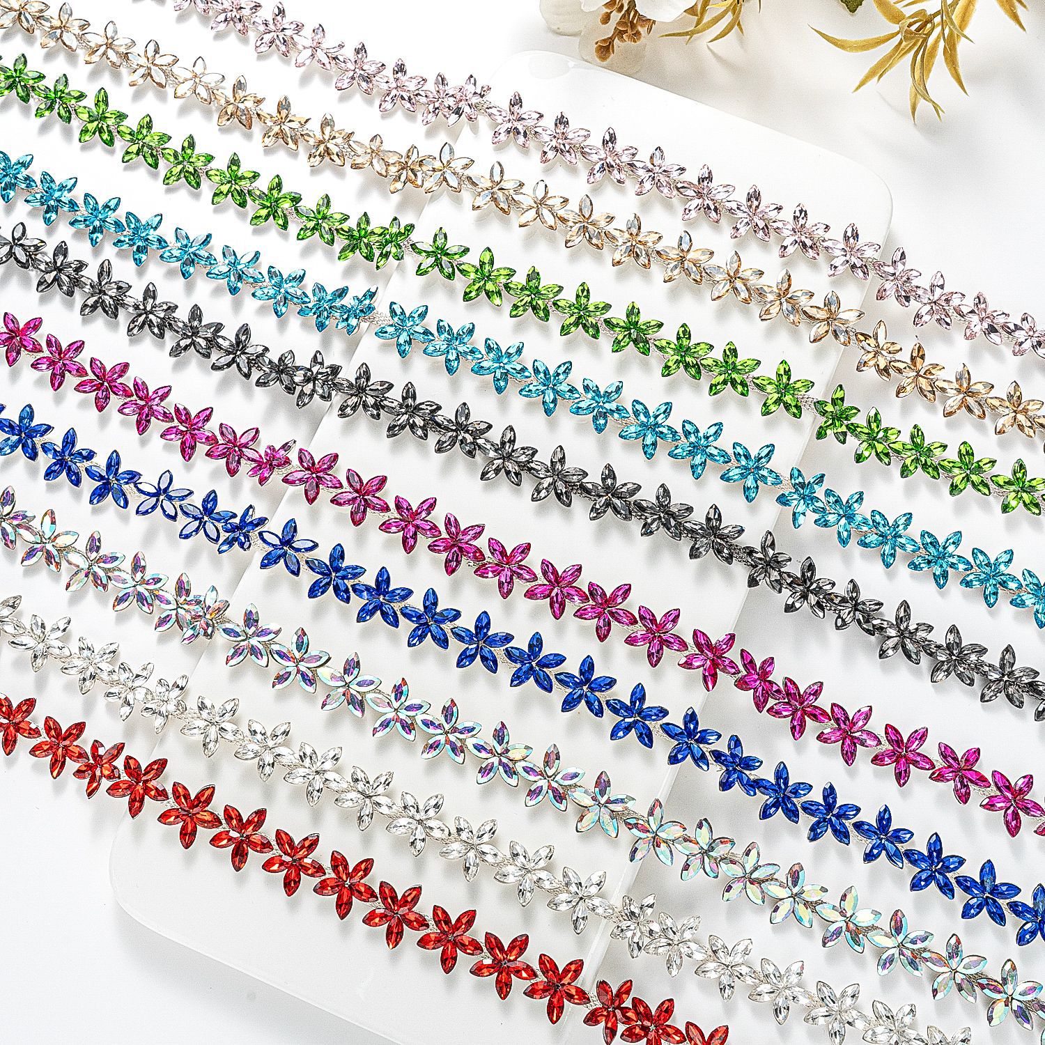 Small Star-Flower Rhinestone Chain, 1.6 cm: supplied design and finish reference