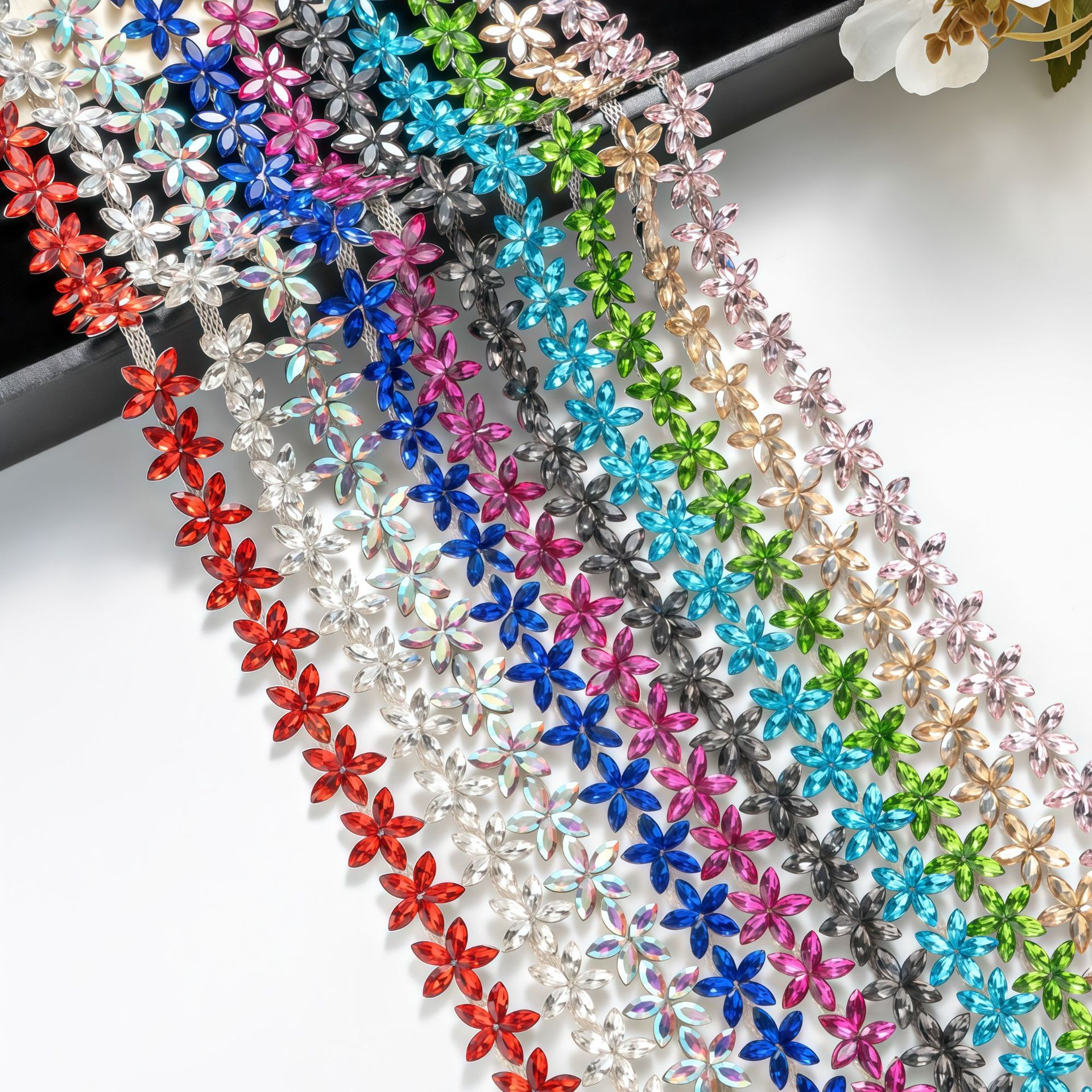 Small Star-Flower Rhinestone Chain, 1.6 cm motif and placement reference