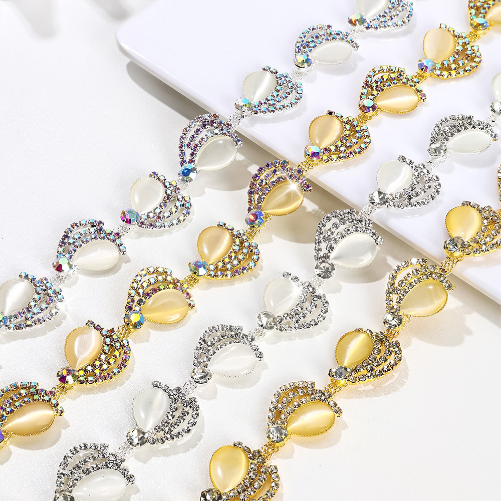 Open Cat-Eye Rhinestone Chain, 2 cm: supplied design and finish reference