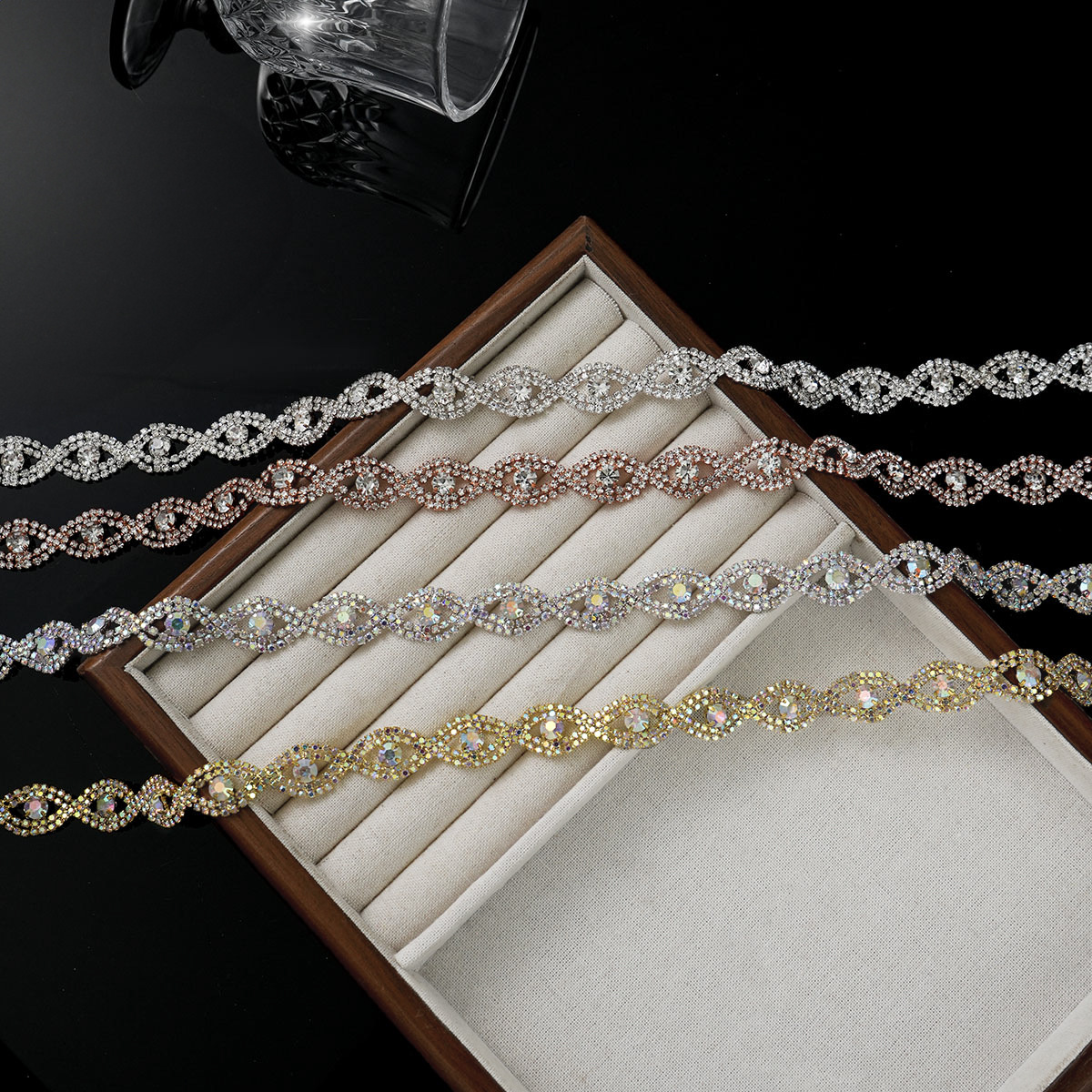 Interlaced Figure-Eight Rhinestone Chain, 1.4 cm motif and placement reference
