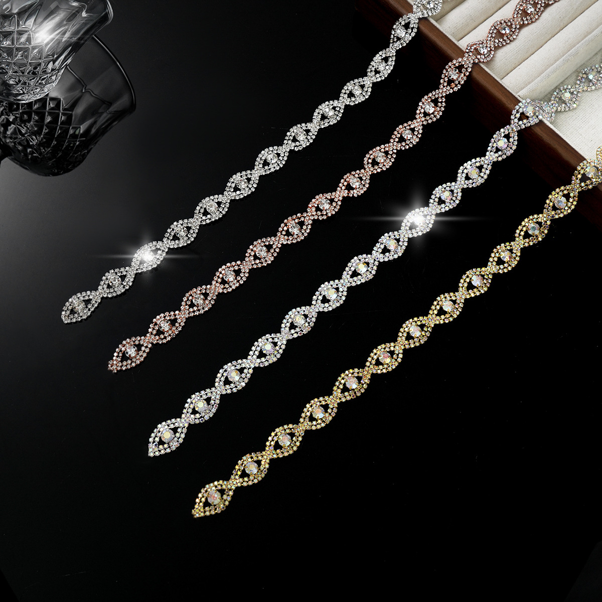 Interlaced Figure-Eight Rhinestone Chain, 1.4 cm construction reference